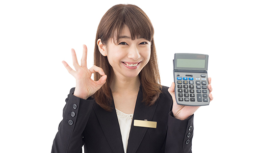 電卓を持った女性