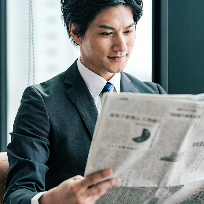 新聞を読む男性